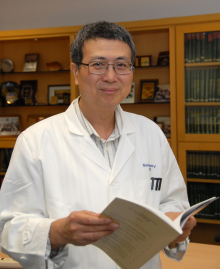 香港大學李嘉誠醫學院生物醫學學院教授黃建東教授指「YB1」可以攜帶治療性蛋白質和藥物至腫瘤組織,消除腫瘤。